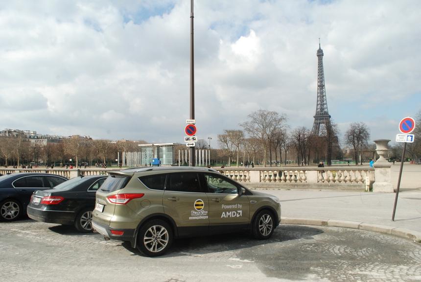 Ford Kuga на фоне Эйфелевой башни