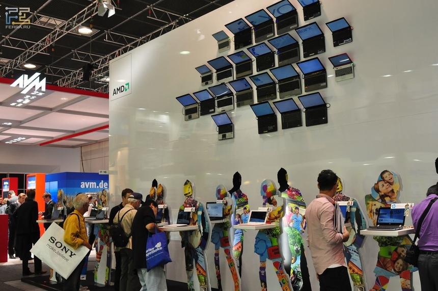 Приклеенные к стене автомобили уже были, а вот ноутбуки — пока нет