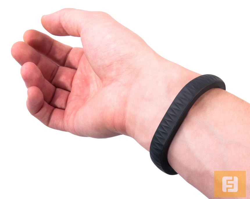 Браслет Jawbone UP на запястье