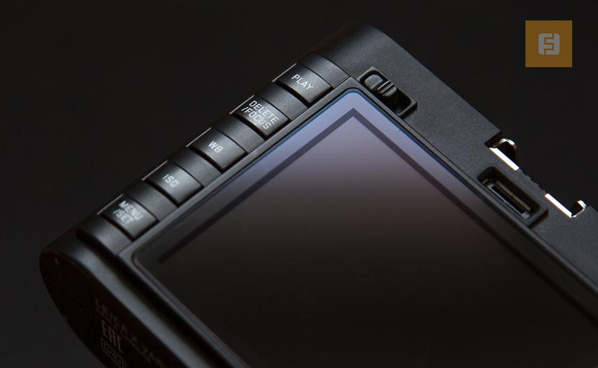 Кнопки на задней стороне корпуса Leica X Vario