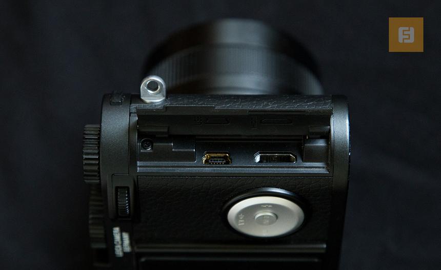 Разъемы на правом торце корпуса Leica X Vario