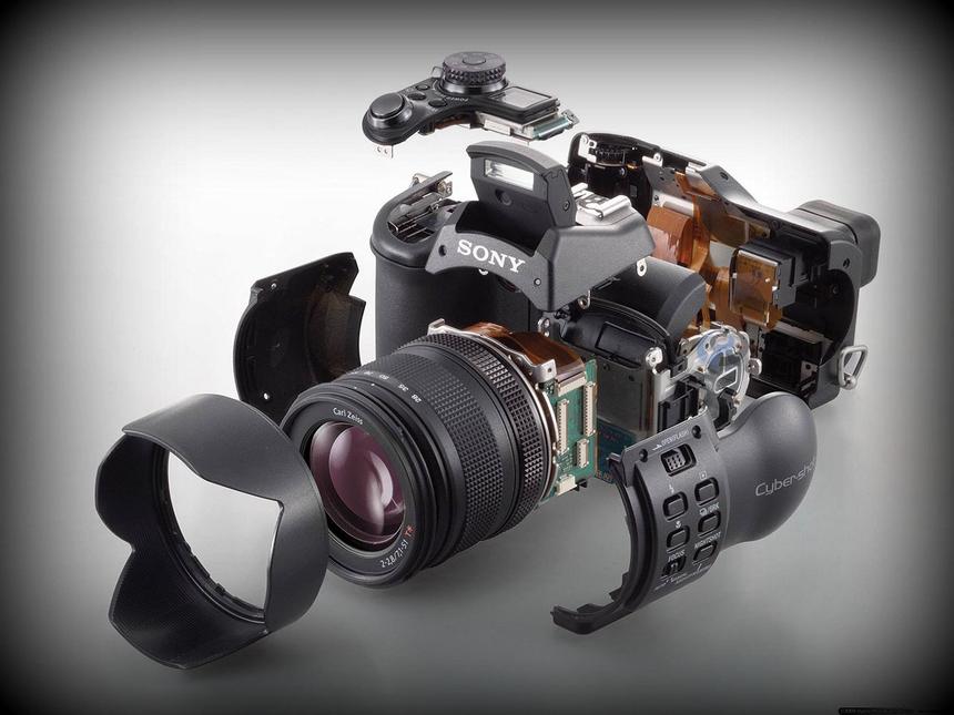 Давайте разберемся, с чем именно придется иметь дело при покупке не самой актуальной модели камеры