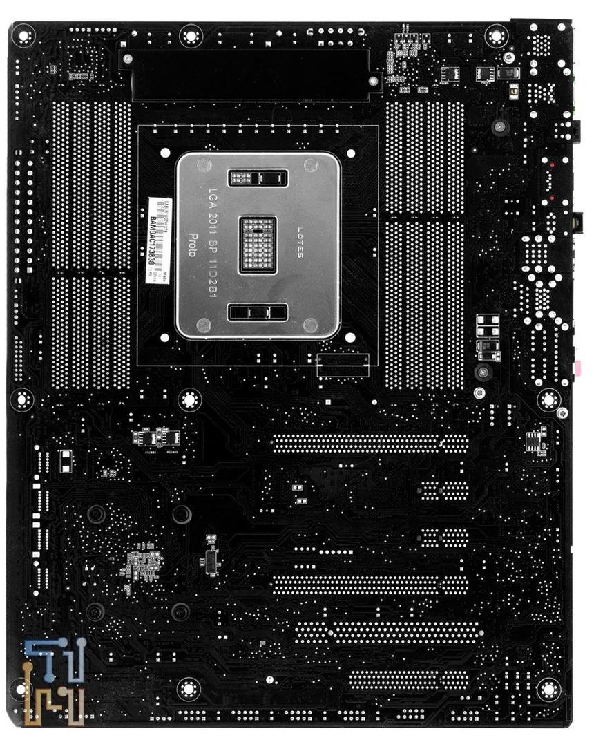 Обратная сторона материнской платы ASUS Sabertooth X79