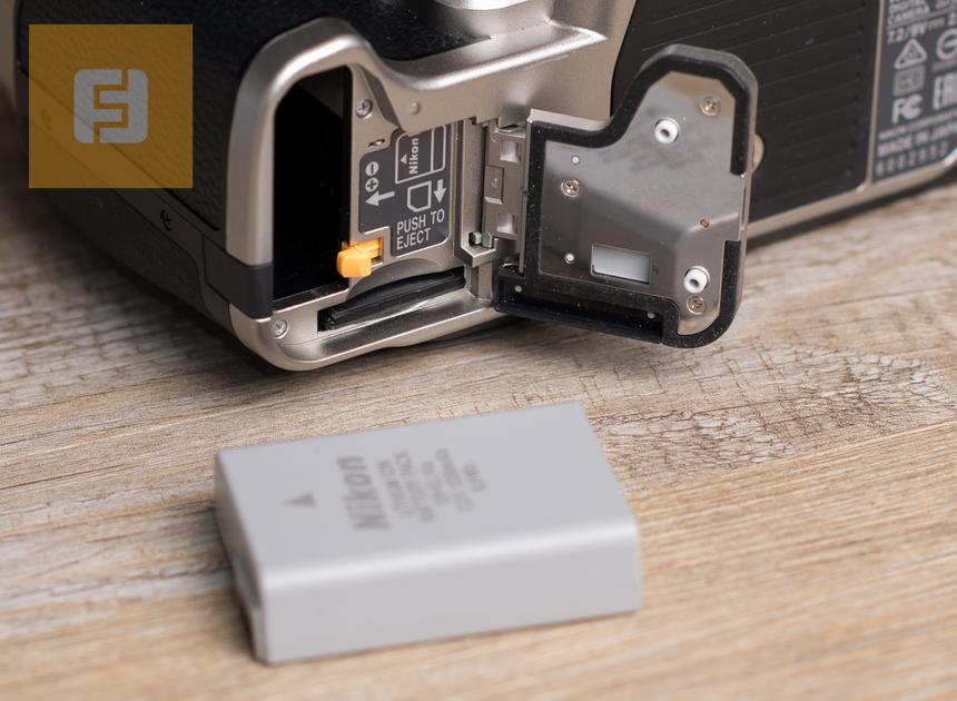 Отсек для батареи и карты памяти на нижней панели корпуса Nikon Df
