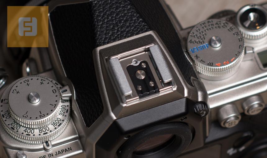 Органы управления на верхней панели корпуса Nikon Df