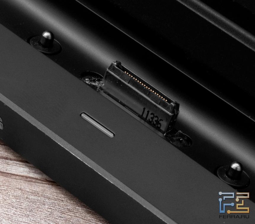 Разъём док-станции крупным планом