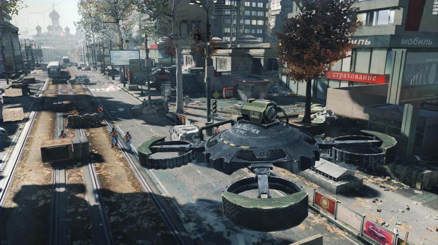 Вдали виднеется собор, но дрон запущен не для того, чтобы фотографировать памятники архитектуры