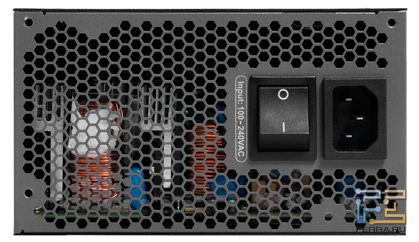 SS-860XP и SS-1000XP, вид со стороны сетевого разъема