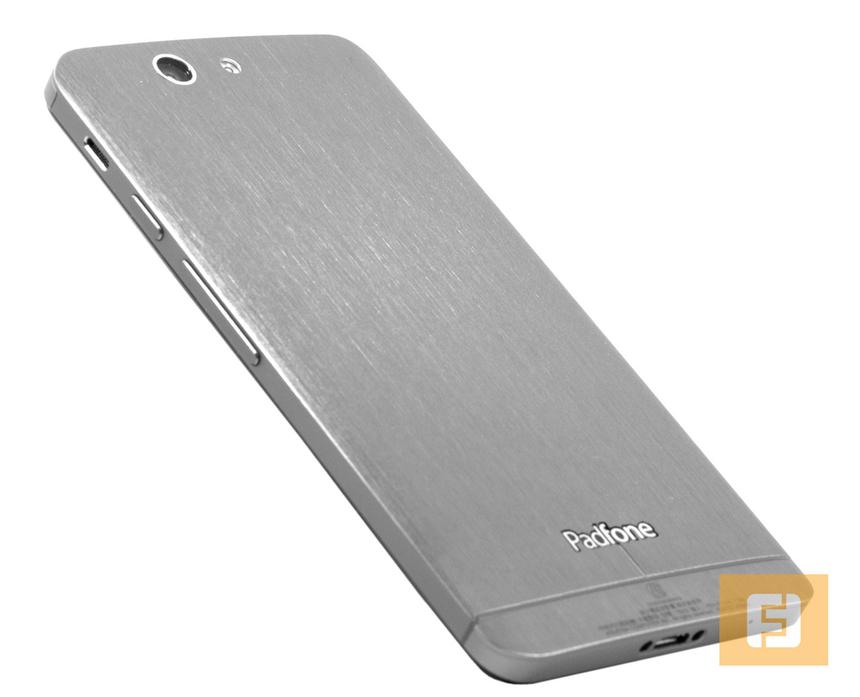 Задняя часть ASUS PadFone Infinity выполнена из металла