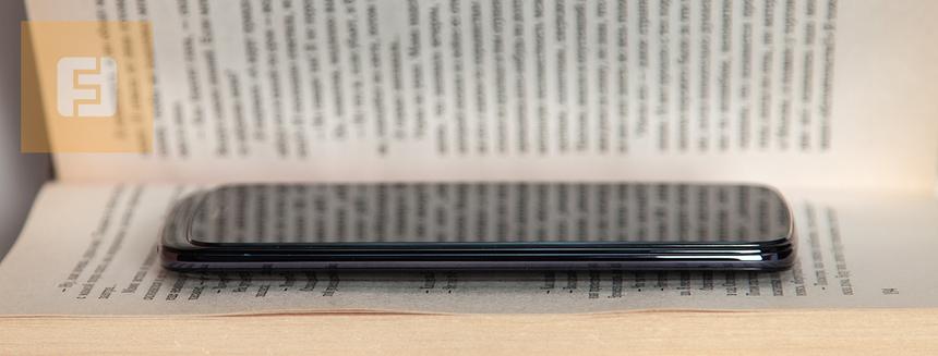 Левая боковая грань корпуса HTC Desire 500