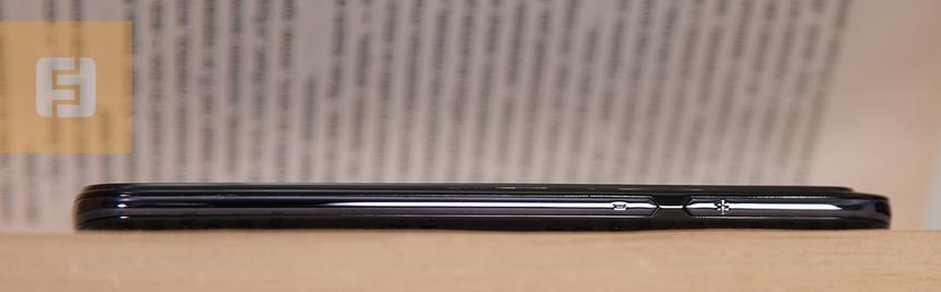 Правая боковая грань корпуса HTC Desire 500