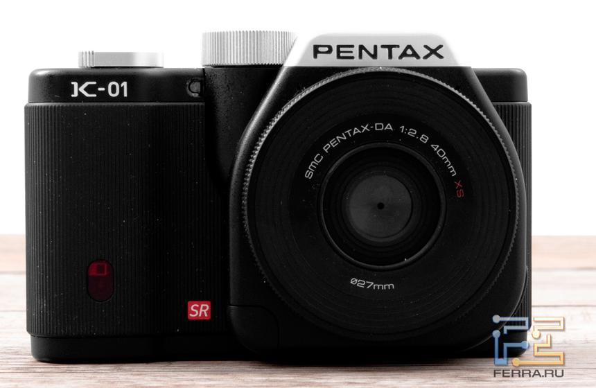 Pentax K-01 с объективом, вид спереди