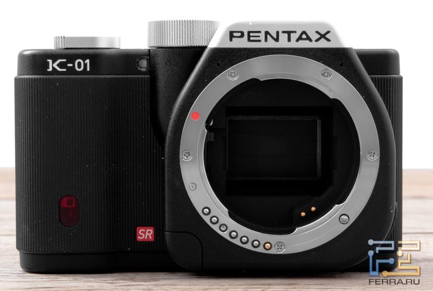 Pentax K-01 без объектива, вид спереди