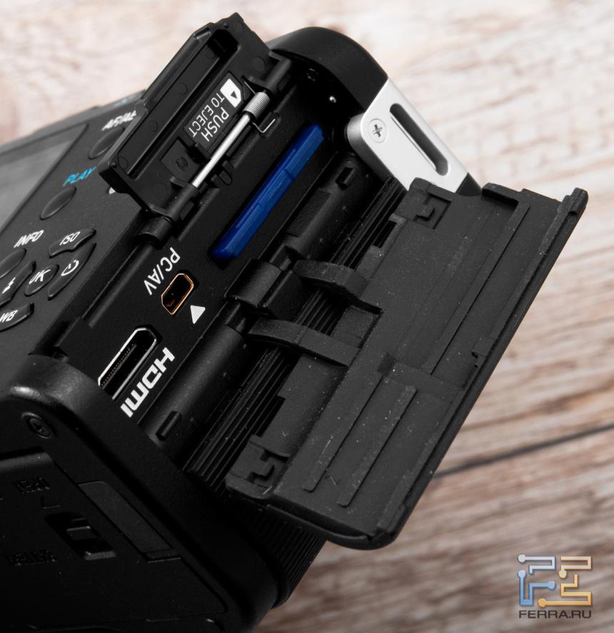 Слот для SD-карты и другие коммуникационные разъемы под заглушкой на правом торце Pentax K-01