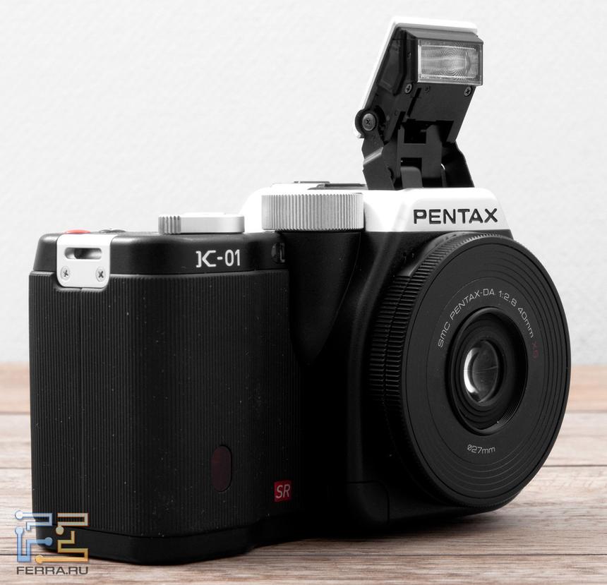 Pentax K-01 с возведенной вспышкой