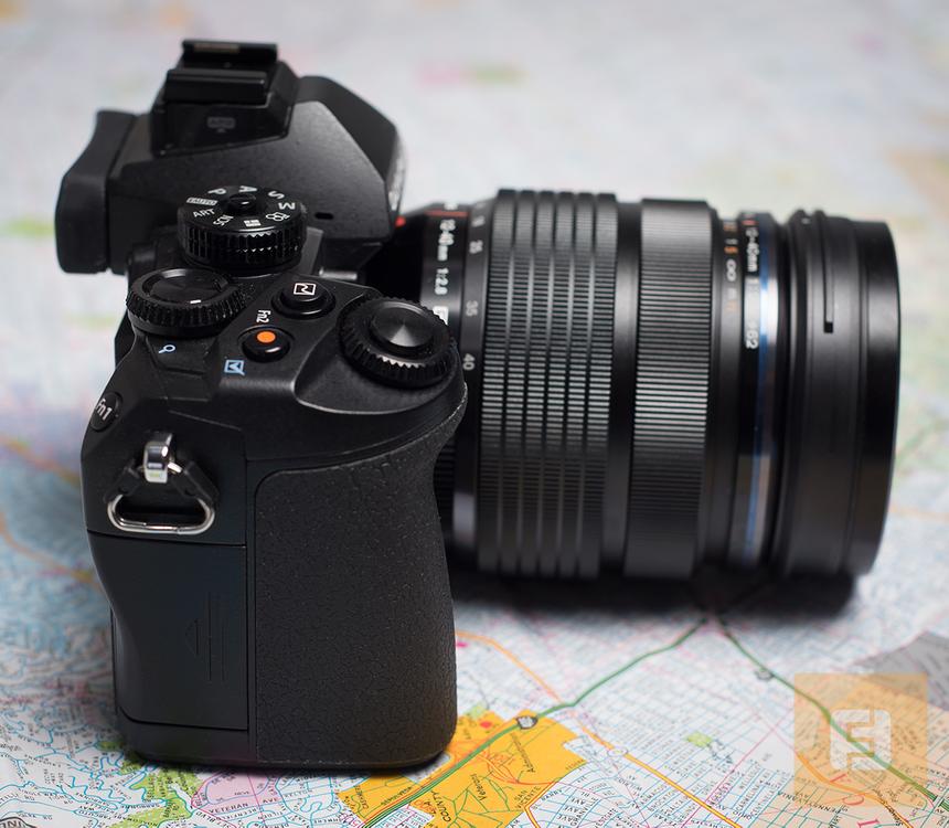 Правая боковая грань корпуса Olympus OM-D E-M1