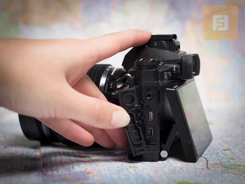 Разъемы на левой боковине корпуса Olympus OM-D E-M1