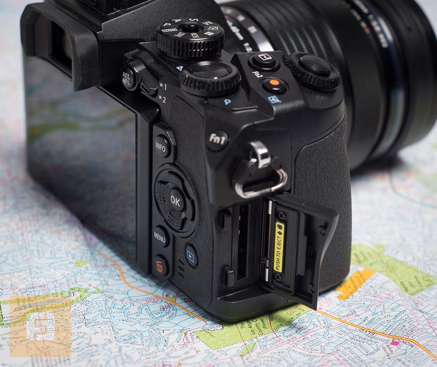 Отсек для карты памяти на правой боковине Olympus OM-D E-M1