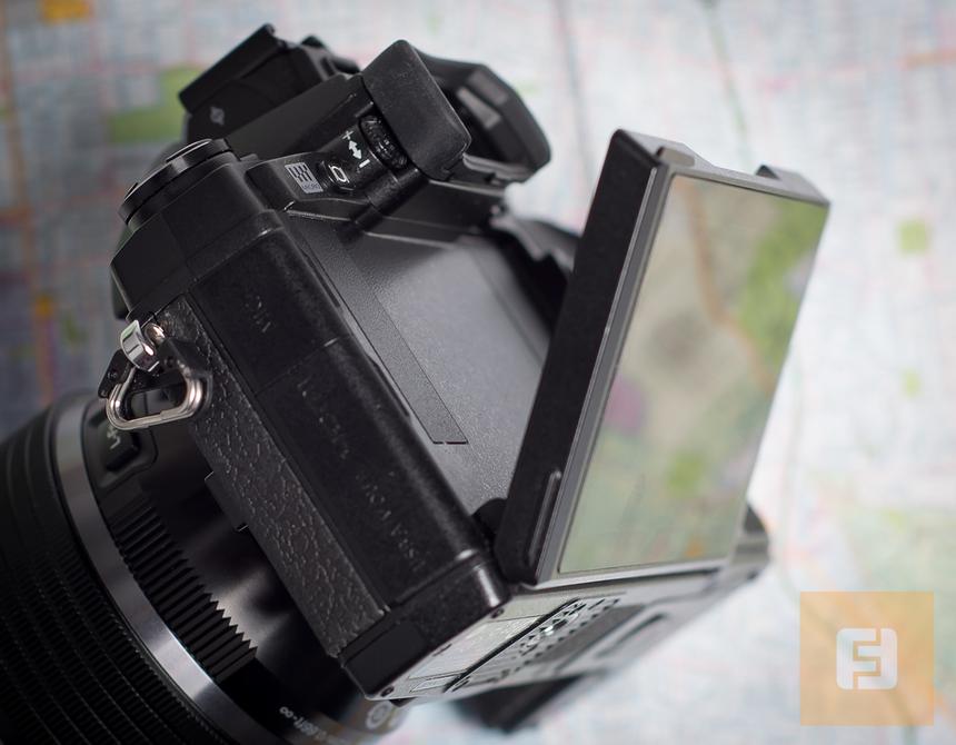 Конструкция наклонного экрана Olympus OM-D E-M1
