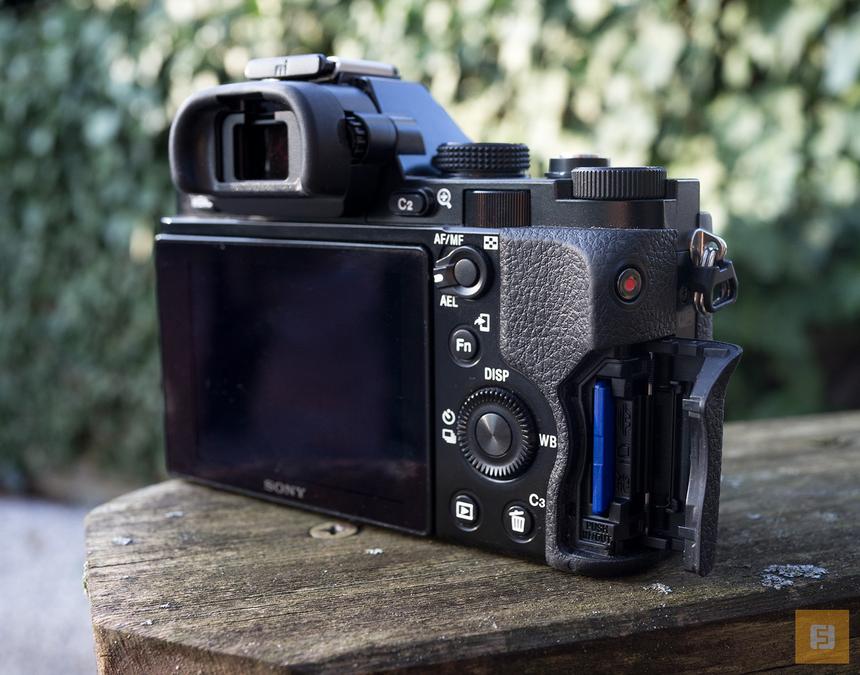 Отсек для установки карты памяти в Sony Alpha A7