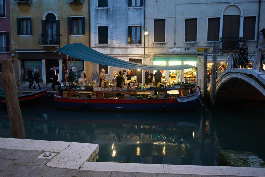 Sony Alpha A7, ISO 3200, 28 мм, f/3.5, 1/60 c