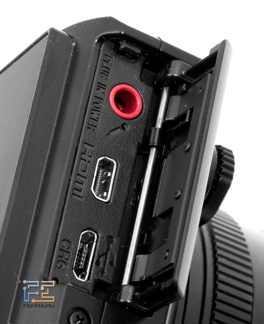 Разъемы под заглушкой на левой боковине корпуса Sony Cyber-shot RX1