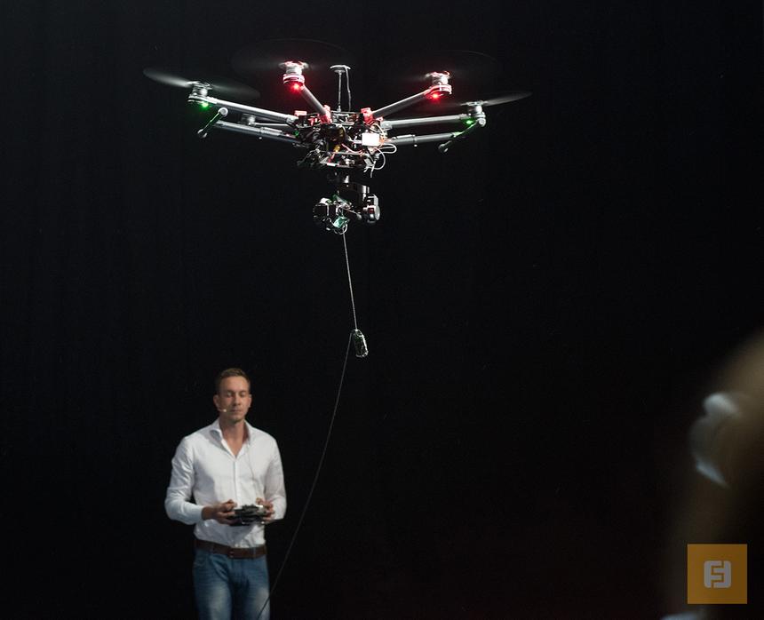 Эффектное появление гексокоптера на пресс-конференции Panasonic в рамках Photokina 2014