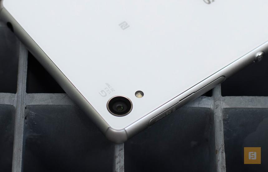 Объектив встроенной камеры и вспышка на задней панели Sony Xperia Z3