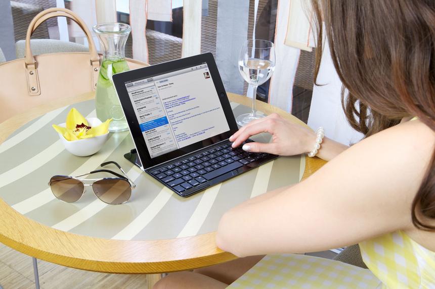 Logitech Ultrathin Keyboard Cover во время использования