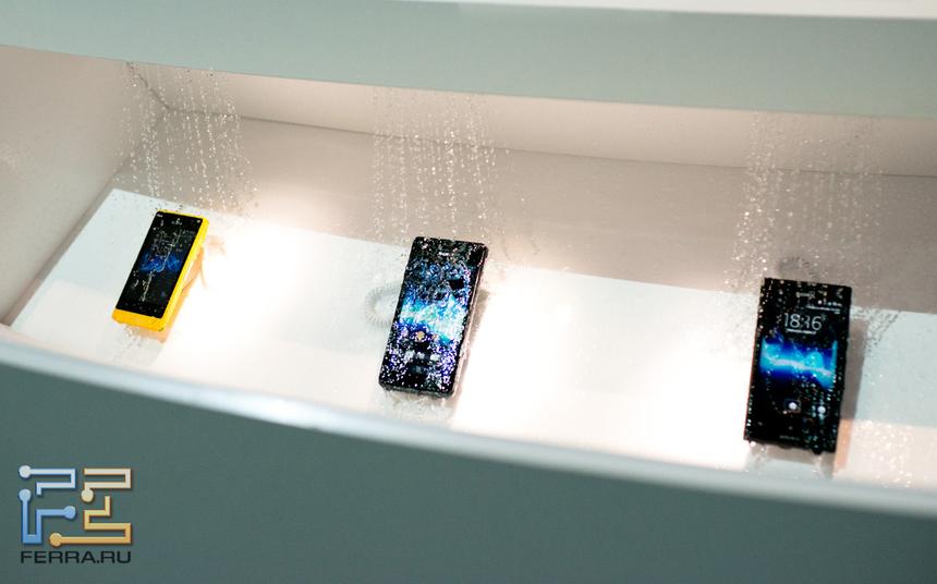 Демонстрация водонепроницаемости на стенде Sony