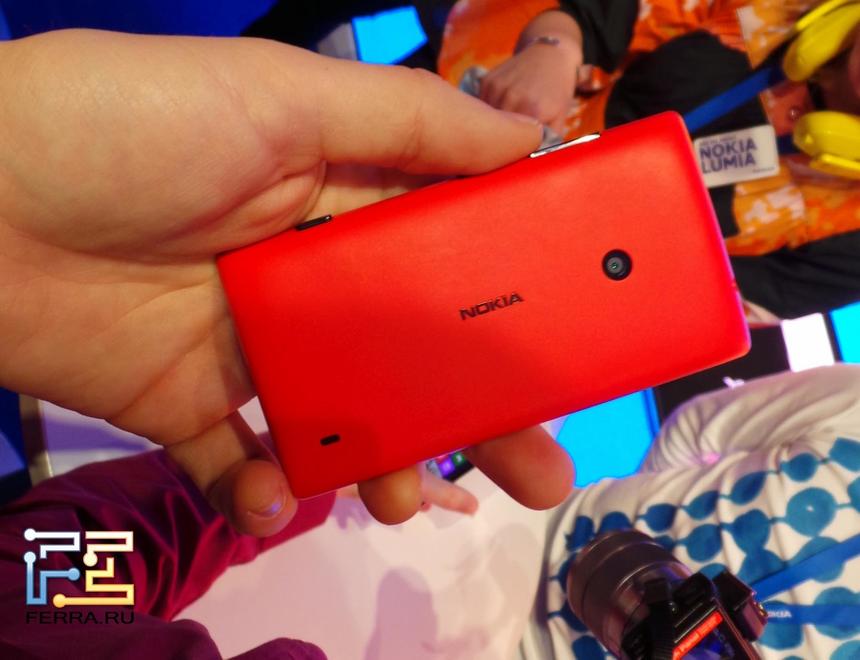 Вид на смартфон Nokia Lumia 520 сзади