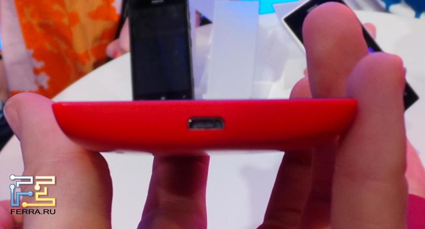 Вид на смартфон Nokia Lumia 520 снизу. Виден разъем microUSB. Как же хорошо, что все на него наконец-то перешли все!