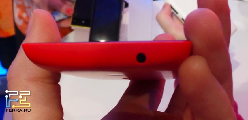 Вид на смартфон Nokia Lumia 520 сверху. Виден разъем для наушников
