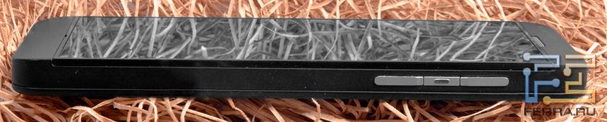 Правый бок смартфона Blackberry Z10