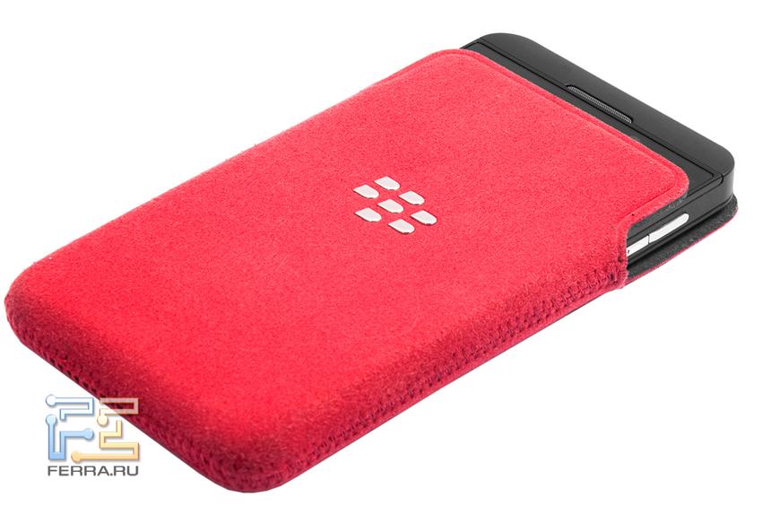Смартфон Blackberry Z10 в фирменном красном чехле