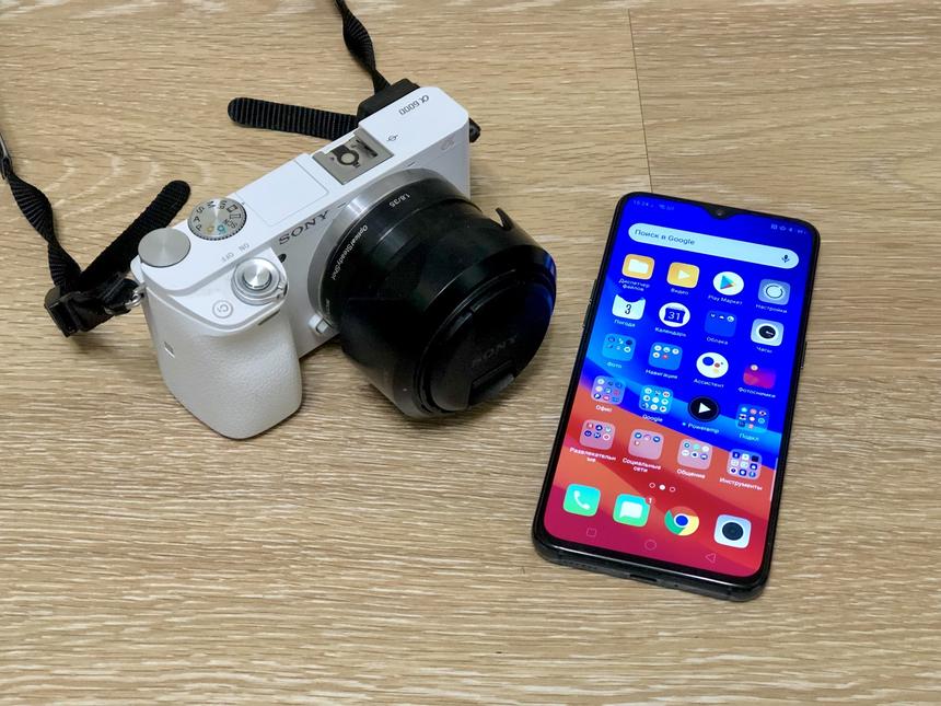 Слева - одна из самых компактных беззеркалок с всего одним объективом. Справа - современный смартфон. 