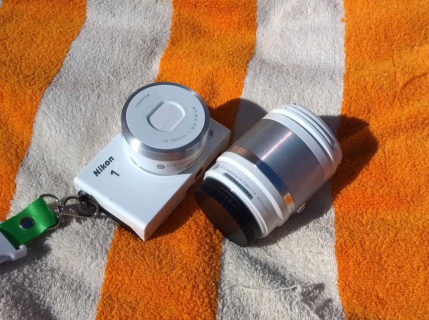 Самая компактная (и слабая по качеству) беззеркалка с парой объективов. 