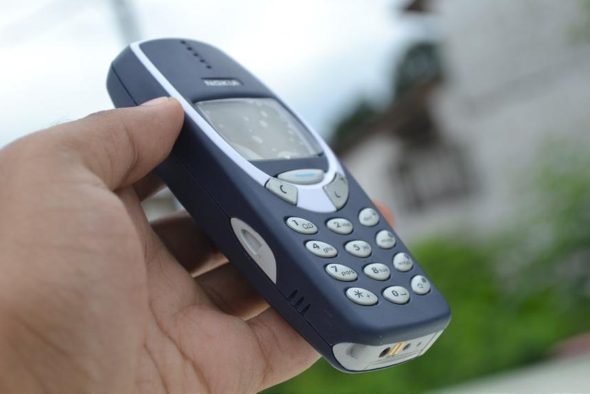 Nokia 3310 - типичный телефон начала 2001 года. Может звонить, может не звонить. И ещё есть игра-"змейка"