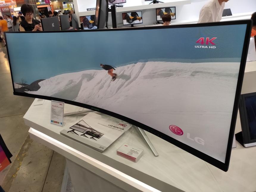 Этот монитор ещё и толстый сзади очень