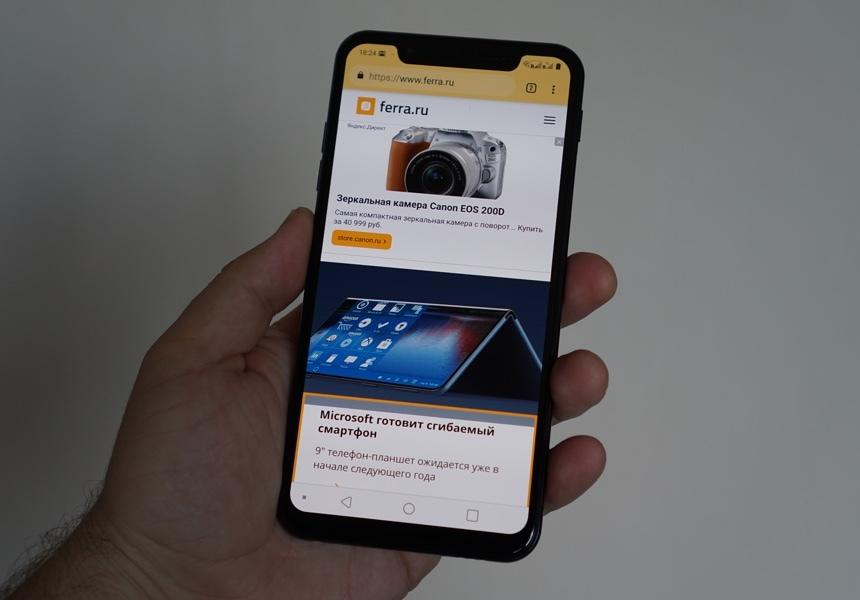 Смартфон LG G8s в руке