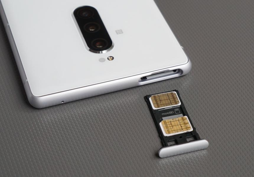 Sony Xperia 1, гибридный слот для двух nano-SIM и MicroSD. Плюс - можно вынимать без "иглы", минус - смартфон перезагрузится после извлечения слота
