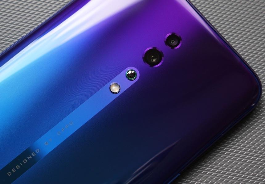 Смартфон OPPO Reno Z, тыльные камеры, вспышка и... подставка