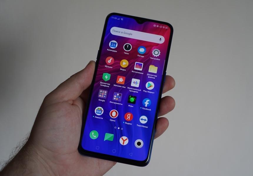 Смартфон OPPO Reno Z в руке
