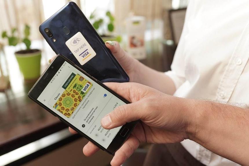 Теперь принимать оплату картой будут даже бабушки с пирожками. Готовьтесь прикладывать смартфон для оплаты... к другому смартфону