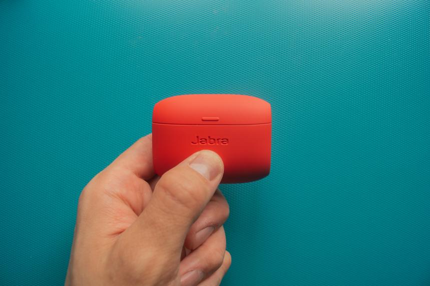 Не выпадают из ушей даже у бегунов и «качков»  — наушники Jabra Elite Active 65t