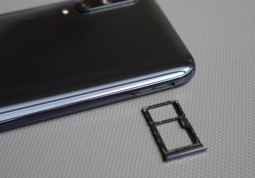 Xiaomi Mi A3. Гибридный слот для двух nano-SIM или симка плюс MicroSD
