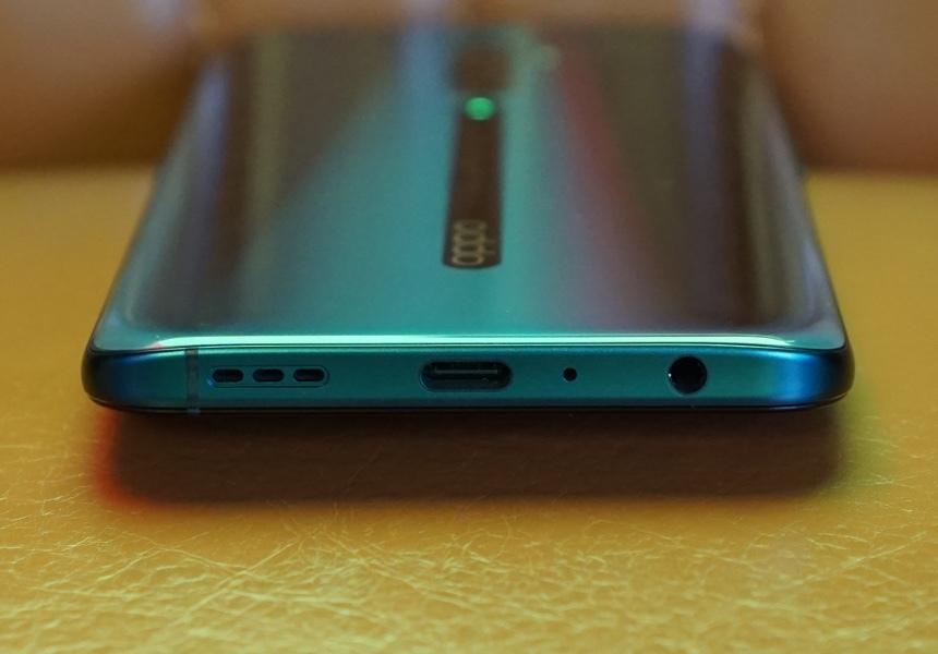 Динамик (вообще, тут стереодинамики), USB-C, микрофон, 3,5-мм