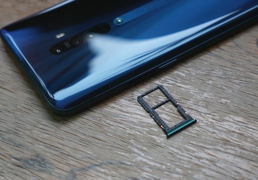 Гибридный слот для двух nano-SIM и MicroSD