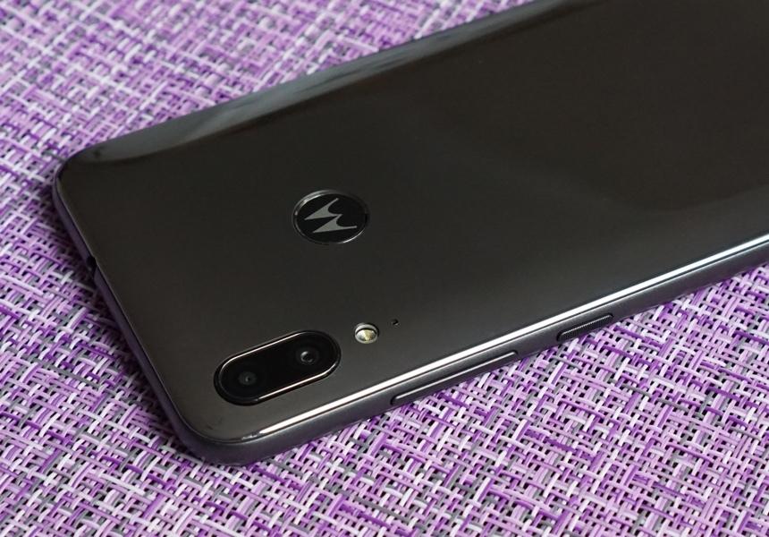 Раньше Motorola были лучшими бюджетными телефонами. А сейчас?