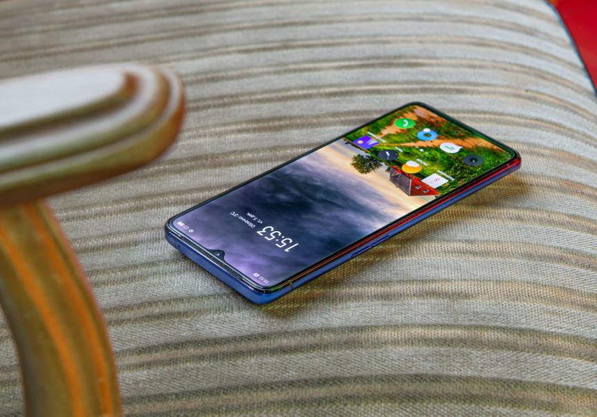 Такую же широкую решётку разговорного динамика и каплевидный вырез в экране мы видели у Huawei Mate 20 в октябре 2018 г.